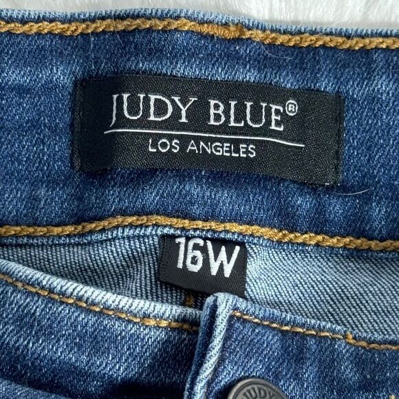 Judy Blue Upcycled Distressed Busted Knee Tapered Leg Raw Hem Crop Jeans Sz 16W - Picture 7 of 10